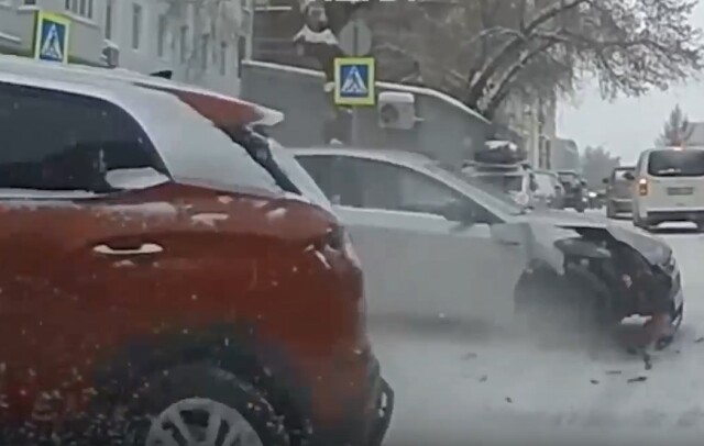 В Новосибирске Hyundai Creta не уступил дорогу автомобилю Ford Mondeo