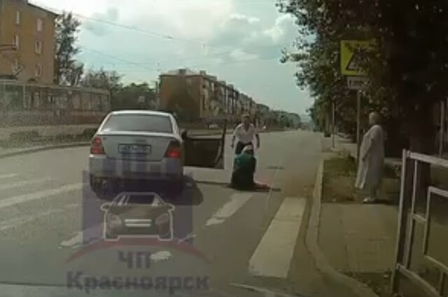 В Красноярске водитель легкового автомобиля поворачивал направо и сбил пешехода