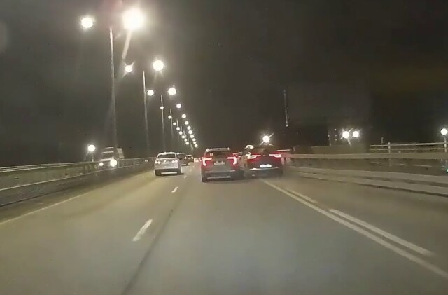 В Петербурге водитель каршеринга пытался опередить по правой полосе и попал в ДТП 