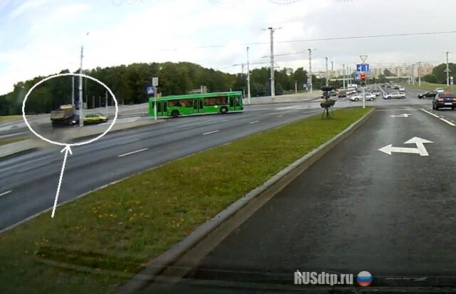МАЗ развернуло 