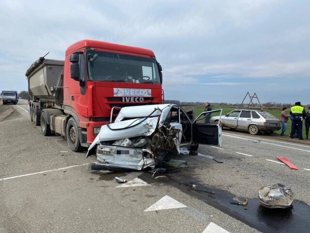 ДТП в Краснодарском крае: большегруз вытолкнул легковушку под встречный грузовик 