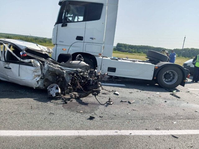 «Пытался опередить фуру по полосе разгона»: двое погибли в массовом ДТП на трассе М-7 в Чувашии 