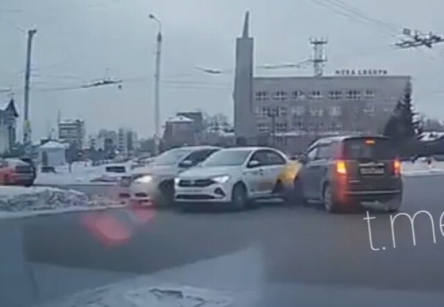 ДТП в Иркутске: водитель подбил сразу две машины при повороте налево 