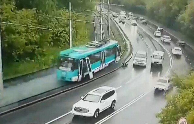 «Отказали тормоза»: в Кемерове пассажиров выбрасывало из потерявшего управление трамвая 