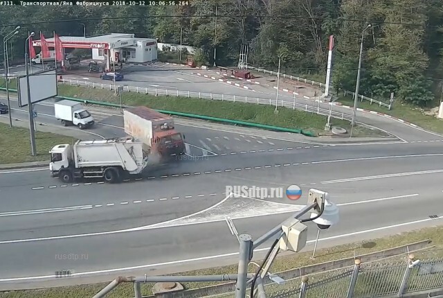 ДТП с участием двух грузовиков в Сочи