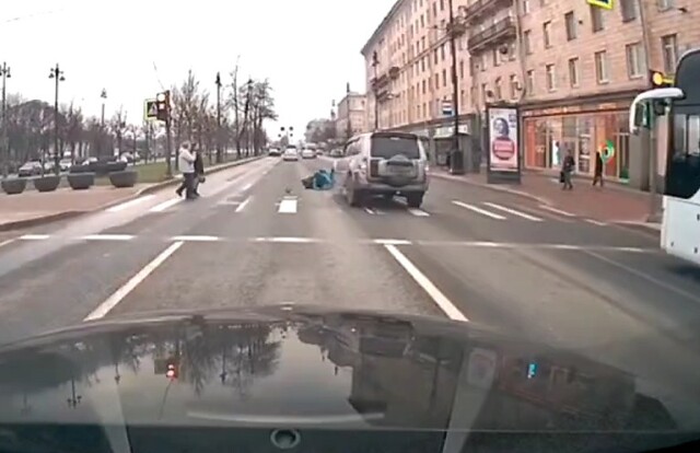 Автомобиль сбил двух человек на пешеходном переходе в Петербурге 