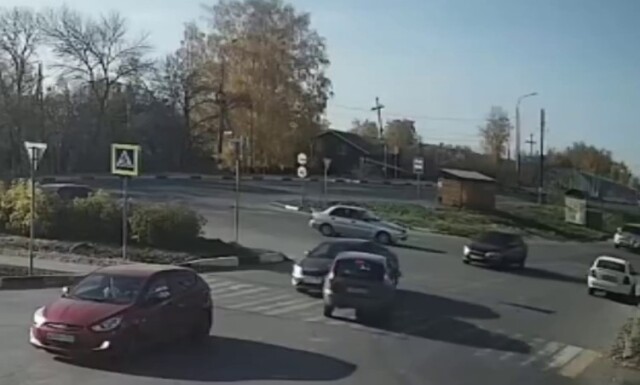 В Арзамасе водитель «Лады» не вписался в поворот и врезался в иномарку