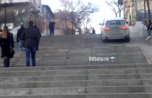 BMW X5 едет по ступенькам в Ростове