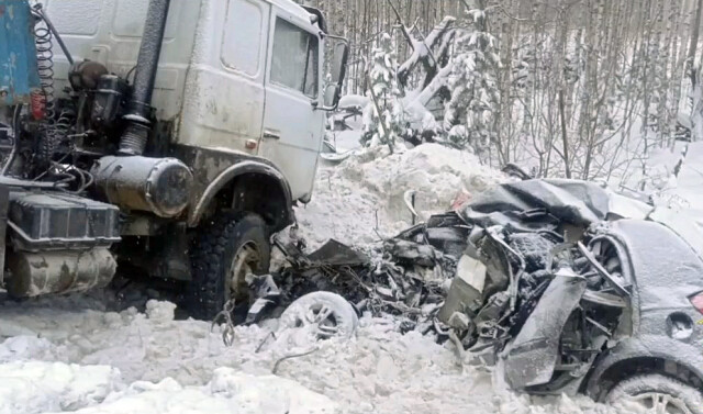 В Югре грузовик врезался в машину с семьёй: погибли мужчина и ребенок 