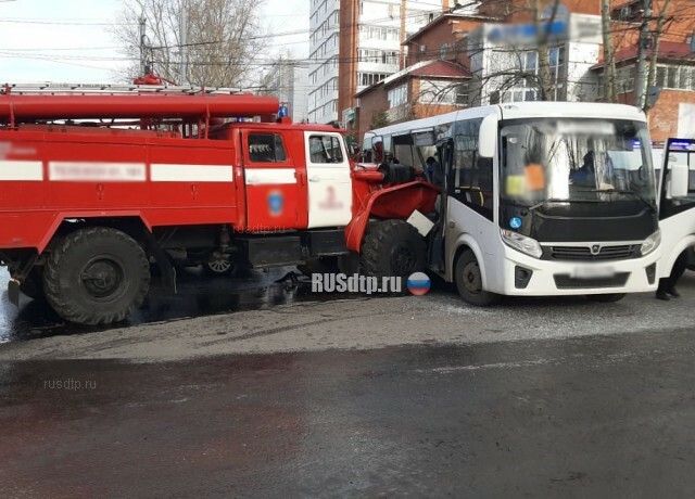 16 человек пострадали в ДТП с участием автобуса и пожарной машины в Томске 