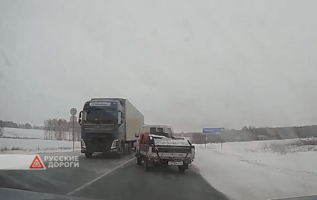 Грузовик занесло на трассе Новосибирск — Томск