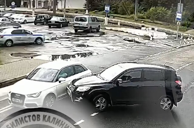Авария в Светлогорске: кроссовер выезжал со второстепенной и подбил хэтчбек 