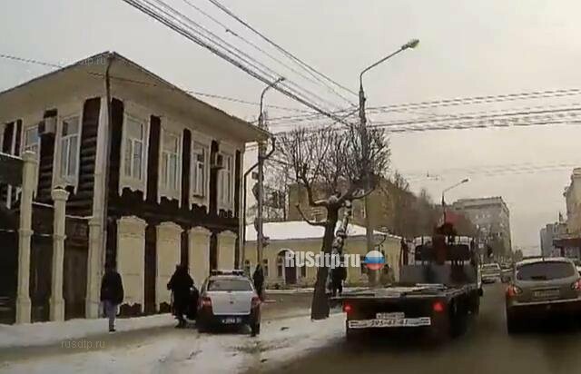 В Красноярске полицейские сбили на тротуаре пешехода