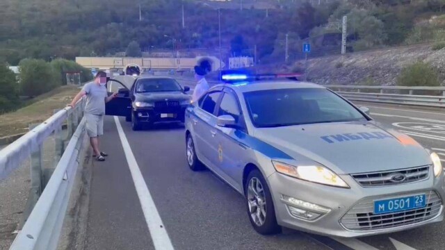 В Сочи сотрудники ГИБДД остановили BMW с 11-летним ребенком за рулем 