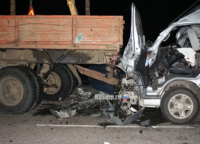 На трассе «Енисей» в ДТП с микроавтобусом и грузовиком погибли два человека 