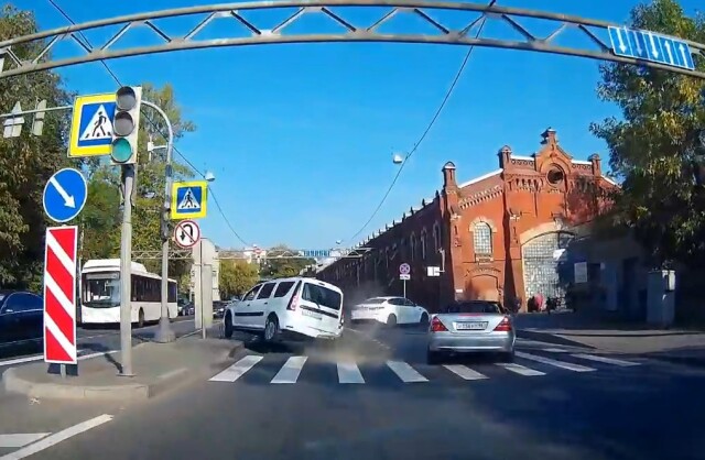 «Перестраивался из полосы в полосу»: кабриолет столкнулся с «Ларгусом» в Петербурге 