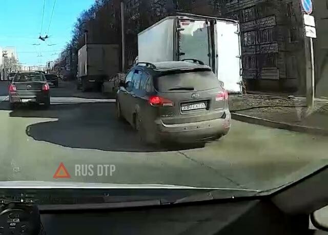 Subaru столкнулся с «Газелью» в Кирове