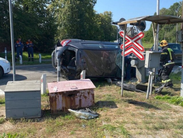 В Калининградской области легковой автомобиль столкнулся с пригородным поездом 