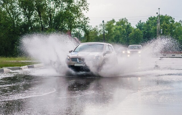 Как безопасно ездить на машине в дождь: руководство по безопасному вождению 