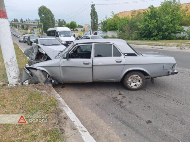 В Лисках «Волга» сбила пешехода и врезалась в столб 