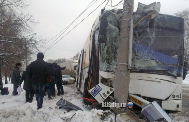 Автобус врезался в столб в Уфе 