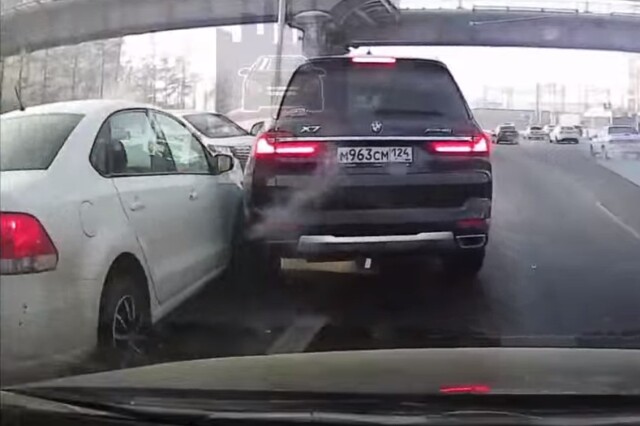 ДТП у Медакадемии в Красноярске: водитель BMW решил повернуть налево