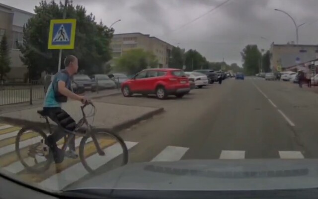 В Татарстане велосипедист не спешился и попал под машину