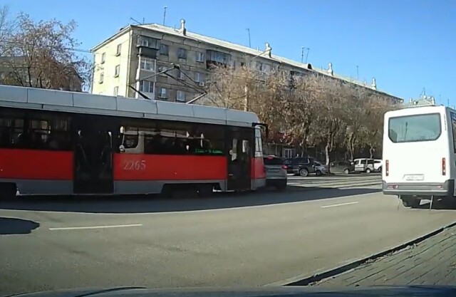 В Магнитогорске водитель кроссовера пытался повернуть налево и столкнулся с трамваем