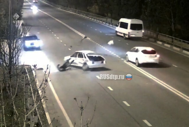 Пассажира выбросило из автомобиля в результате ДТП в Сочи 