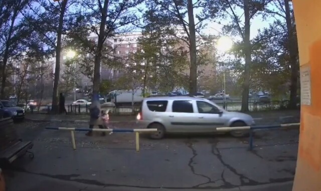 В Омске водитель «Ларгуса» двигался задним ходом и сбил женщину с ребенком