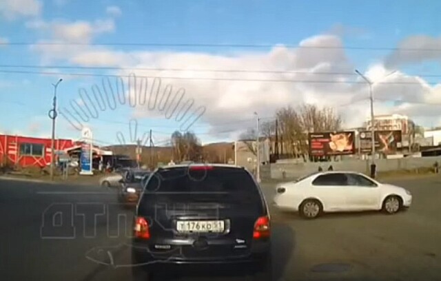 Черный и белый автомобили не разъехались на перекрестке в Мурманске 