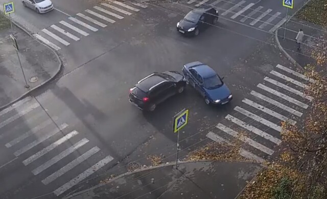 В Вологде водитель седана при выезде со второстепенной не пропустил кроссовер