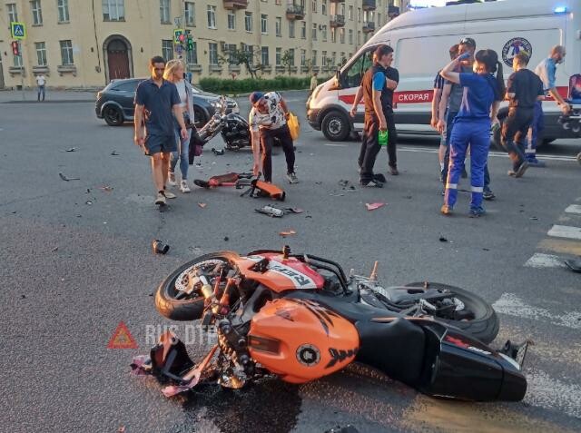 Два мотоцикла столкнулись в Петербурге. ВИДЕО 