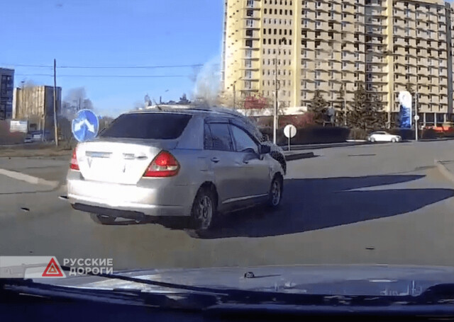 ДТП в Омске на перекрестке с круговым движением