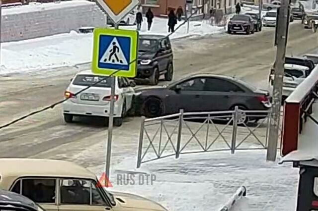 ДТП на пересечении улиц Гусарова и Яковлева в Омске