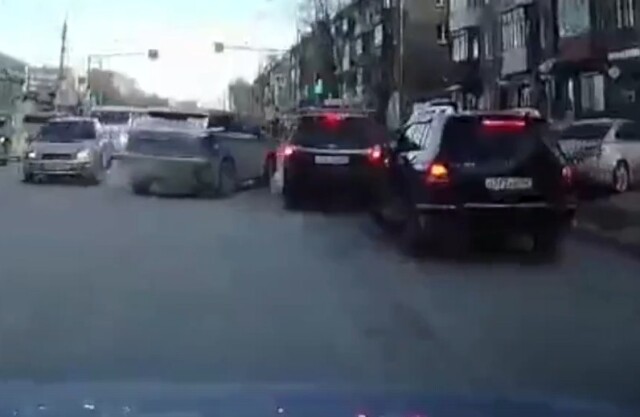 В Новосибирске водитель «Тойоты» пытался избежать ДТП и столкнулся с «Мерседесом»