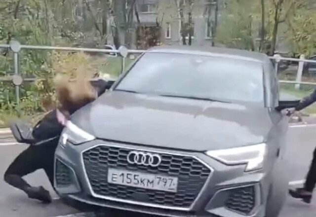 В Подмосковье сотрудница управляющей компании на Audi сбила женщину 