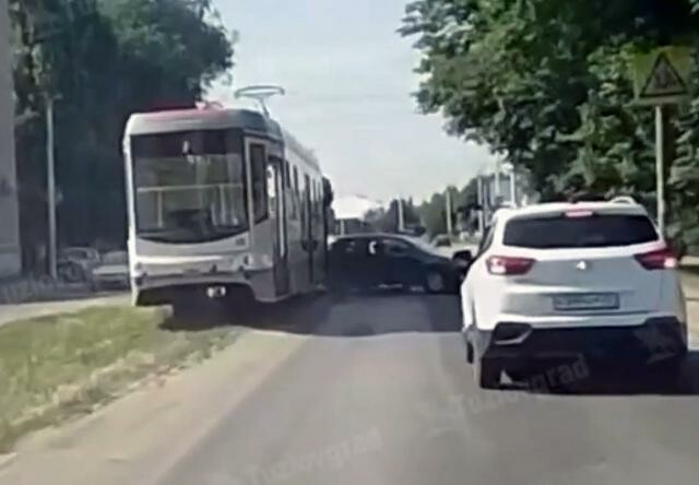 Момент ДТП с трамваем в Новочеркасске