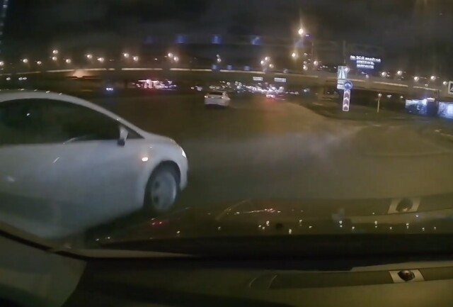Два автомобиля столкнулись в Санкт-Петербурге на Богатырском проспекте 