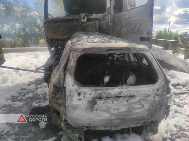 Водитель и пассажир автомобиля погибли в огненном ДТП под Тюменью 