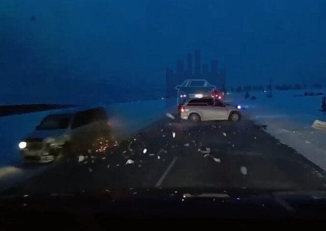 ДТП на встречной полосе под Красноярском: автомобиль занесло на скользкой дороге
