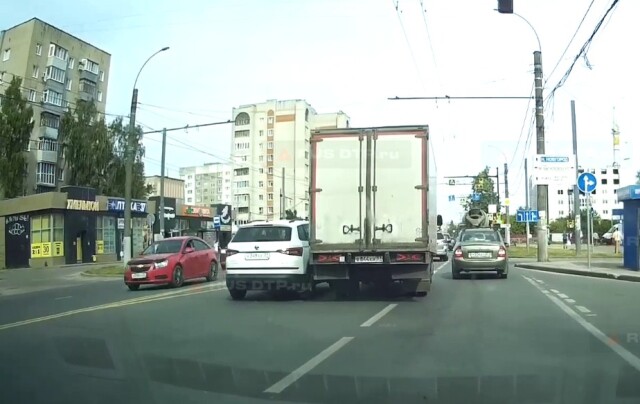 Авария в Иванове: грузовик неудачно перестроился