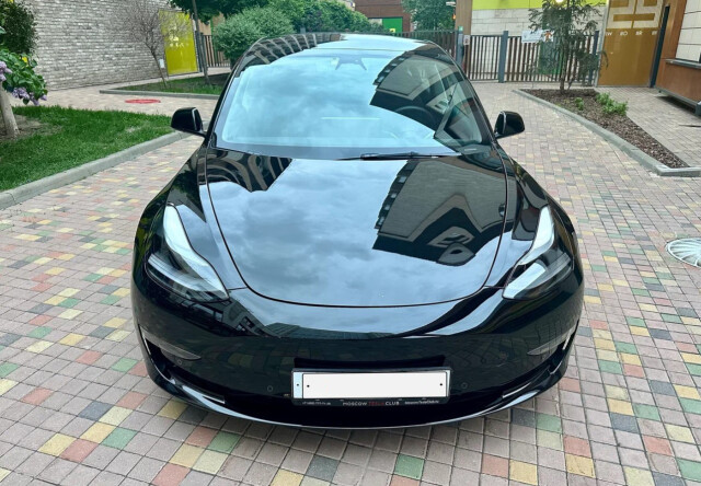 «Сиденья обшиты дермантином»: отзыв владельца электрокара Tesla Model 3