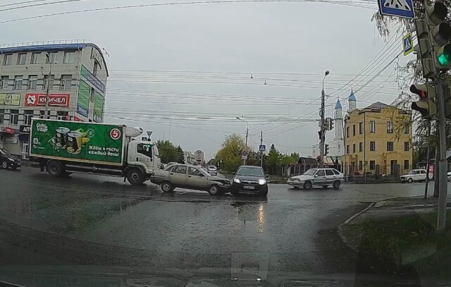 Авария на перекрестке в Омске: один двигался на красный, а другой поворачивал