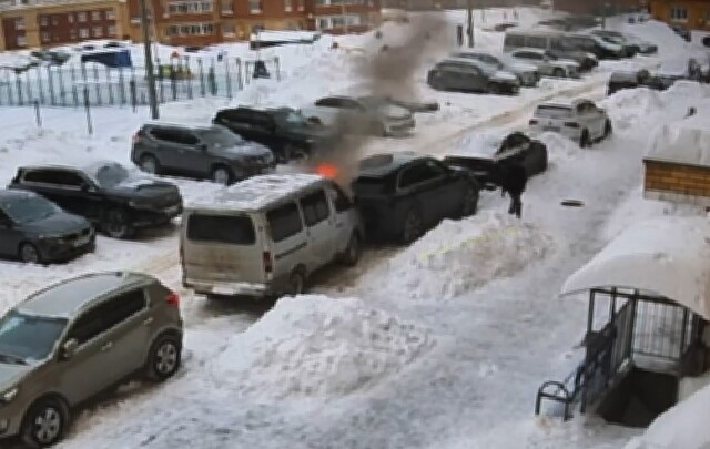 В Чебоксарах «Соболь» загорелся и врезался в припаркованный Lixiang