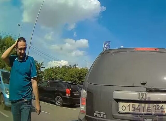 «Только забрал машину из сервиса»: в Красноярске водитель «Хонды» задним ходом въехал в «Тойоту» 