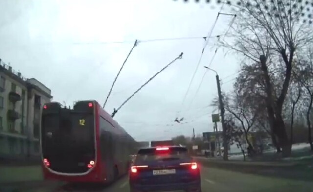 В Челябинске отлетевший от троллейбуса «башмак» разбил лобовое стекло автомобиля