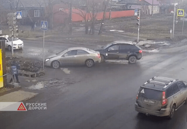 Два автомобиля не поделили перекресток в Омске