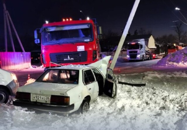 Грузовой автомобиль МАЗ и легковая Toyota столкнулись в Амурской области 