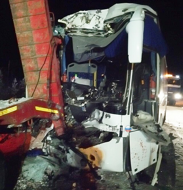 В ХМАО в ДТП с автобусом и трактором пострадали 13 человек 